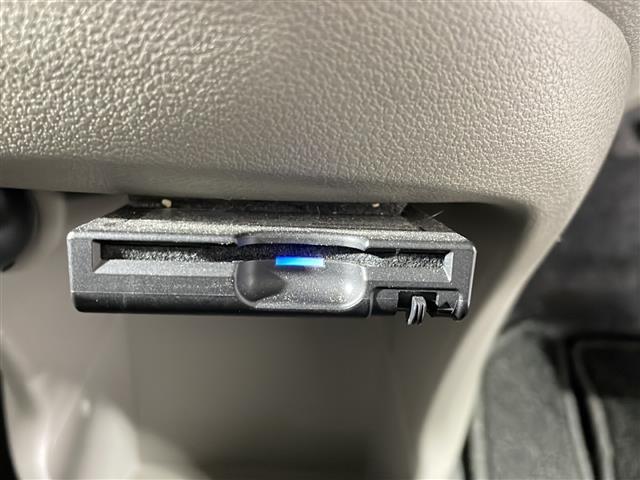 【ＥＴＣ】有料道路を利用する際に料金所で停止することなく通過できる、ＥＴＣ車載器（ノンストップ自動料金収受システム機器）が装備されています。セットアップを行うことで利用可能になります。