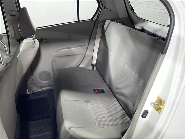 【後部座席】大人が座っても余裕のある広さです！！頭上や足元のスペースも広く取ってあります！