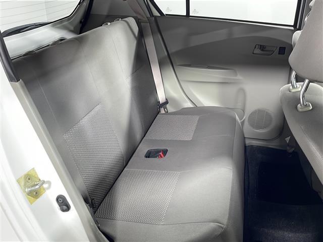 【後部座席】大人が座っても余裕のある広さです！！頭上や足元のスペースも広く取ってあります！