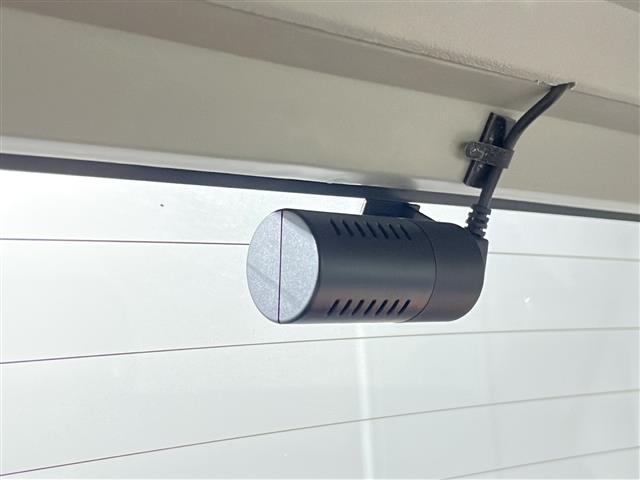 【ステアリング】軽い力で扱いやすいハンドルです。目立つ傷やスレなどなく綺麗な状態です！「プレミアム抗菌コートＧ」をいれていただくとさらに快適に！清潔なお車はお子様にも安心ですね！