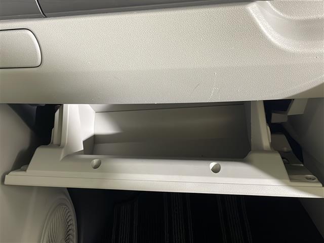 【グローブボックス】大容量のグローブボックスです！！車検証ケース他、日頃使う小物類の収納スペースもたくさんあります！