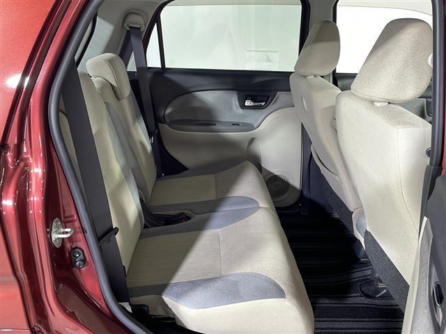 【後部座席】大人が座っても余裕のある広さです！！頭上や足元のスペースも広く取ってあります！