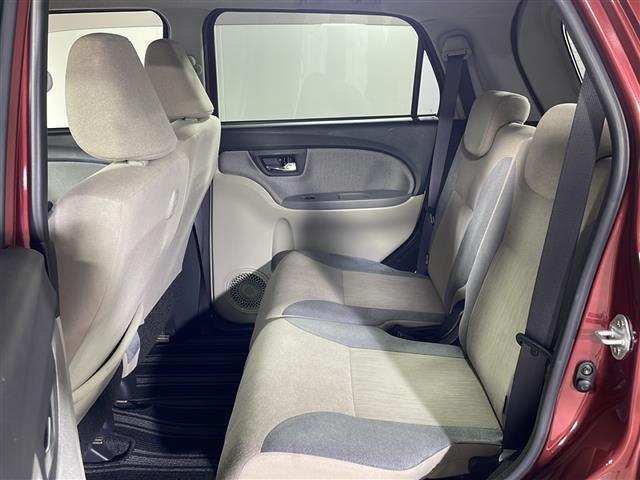 【後部座席】大人が座っても余裕のある広さです！！頭上や足元のスペースも広く取ってあります！