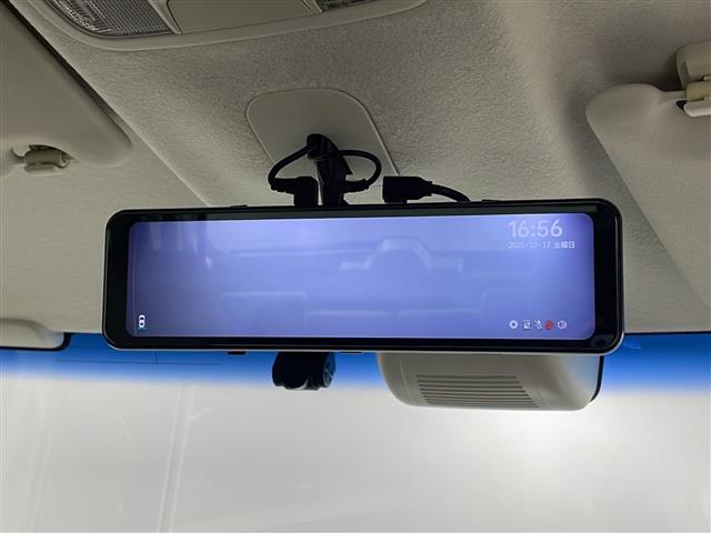 【デジタルルームミラー】車両後方カメラの映像をルームミラーに映すことが出来ます。 そのため、後席に人や荷物があって後方が見えづらい場合でもしっかり視界を確保することが出来ます。
