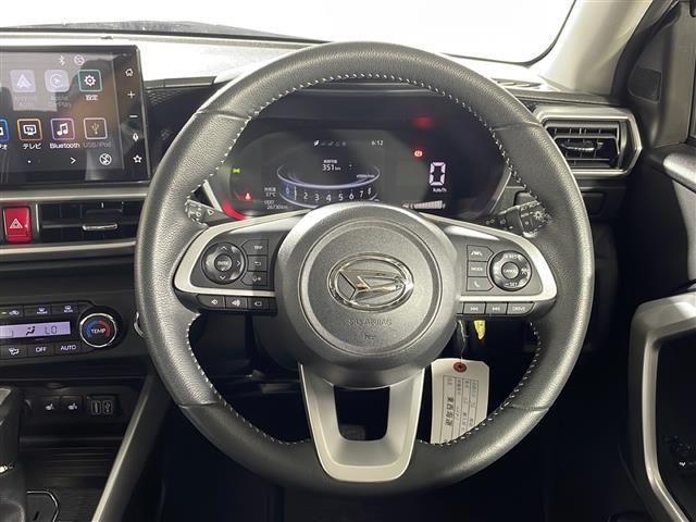 【ステアリング】軽い力で扱いやすいハンドルです。目立つ傷やスレなどなく綺麗な状態です！除菌プランいれていただくとさらに快適に！清潔なお車はお子様にも安心ですね！