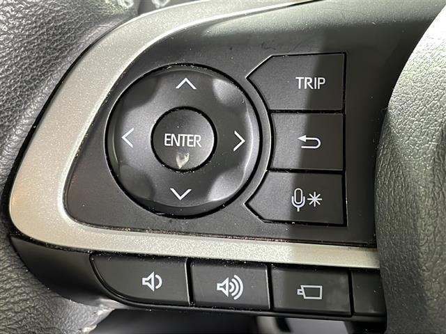 【ステアリングスイッチ】手元のボタンから、オーディオやナビなどの操作ができるので、よそ見をせずに安全に運転に集中できます！