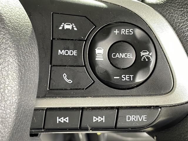 【クルーズコントロール】高速道路や自動車専用道路を走行中にドライバーが設定した速度で、アクセルペダルを踏まなくても、一定の車速で走行してくれます！