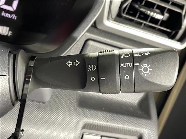 【オートライト（ＡＵＴＯ）】外の明るさをシステムが感知して、自動でヘッドライトが点灯します！ヘッドライトをつけ忘れを防ぐ便利機能です。