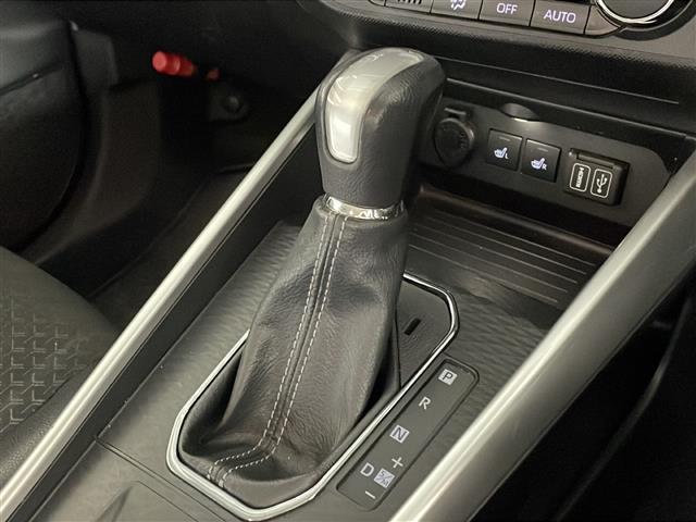【シフトレバー】シフトの操作がしやすく快適なドライブを楽しんでいただけます！