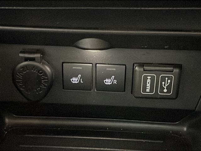 【シートヒーター】シートを温めてくれる暖房機器です！長時間座っていると負担が掛かりやすい背中や腰、または冬場などの寒い日に冷えやすい脚部に快適なぬくもりを伝えます。