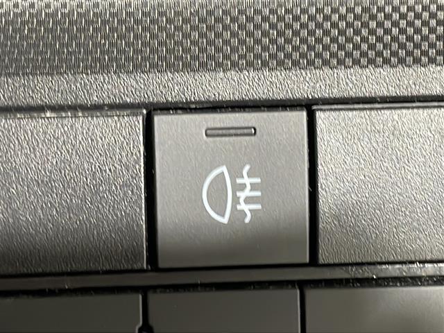 【フォグランプ（霧除けランプ／霧灯）】下方向（路面）を広く照らすライトです！霧や大雨による悪天候の中でも、光の乱反射を防いで視界をサポートします。車の接近を周囲に知らせる警告光の役割もあります。