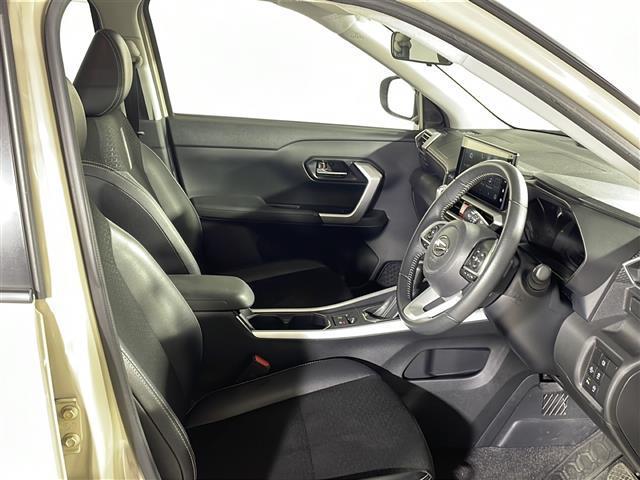 【運転席】座り心地が良いシートなので長時間の運転でも快適にお過ごしいただけます。新品のフロアマットのご注文も可能です。掲載箇所以外にご希望の写真がございましたらお気軽にお問い合わせ下さい。