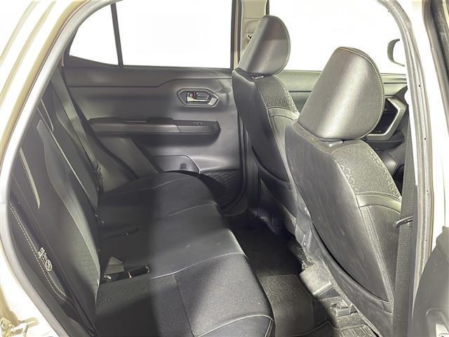 【後部座席】大人が座っても余裕のある広さです！！頭上や足元のスペースも広く取ってあります！