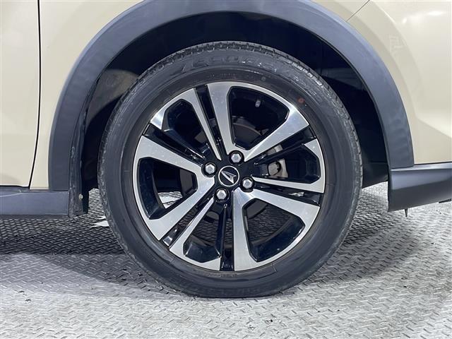 【純正アルミホイール】純正の専用アルミホイールが足元を飾ります！ＩＤＯＭでは、社外アルミホイールや、スタッドレスタイヤも取扱いしております。ぜひご相談ください。