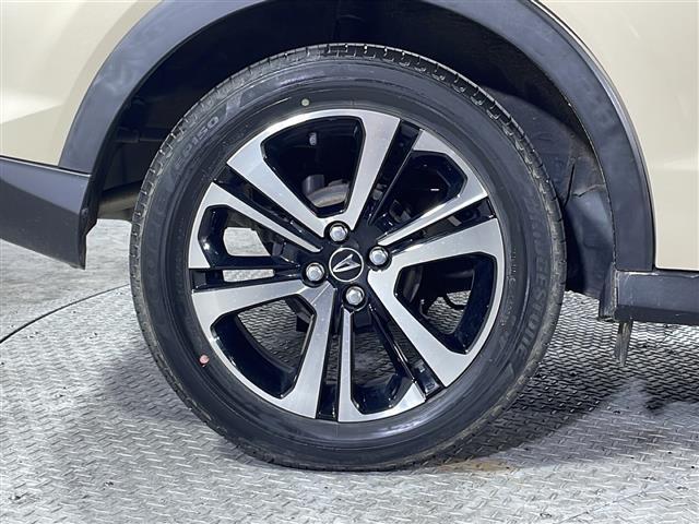 【純正アルミホイール】純正の専用アルミホイールが足元を飾ります！ＩＤＯＭでは、社外アルミホイールや、スタッドレスタイヤも取扱いしております。ぜひご相談ください。