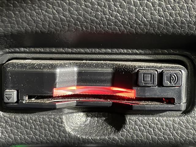 【ＥＴＣ】有料道路を利用する際に料金所で停止することなく通過できる、ＥＴＣ車載器（ノンストップ自動料金収受システム機器）が装備されています。セットアップを行うことで利用可能になります。