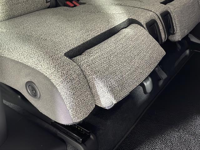 【運転席】座り心地が良いシートなので長時間の運転でも快適にお過ごしいただけます。新品のフロアマットのご注文も可能です。掲載箇所以外にご希望の写真がございましたらお気軽にお問い合わせ下さい。