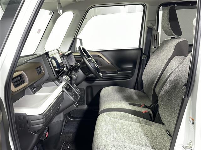 【後部座席】大人が座っても余裕のある広さです！！頭上や足元のスペースも広く取ってあります！