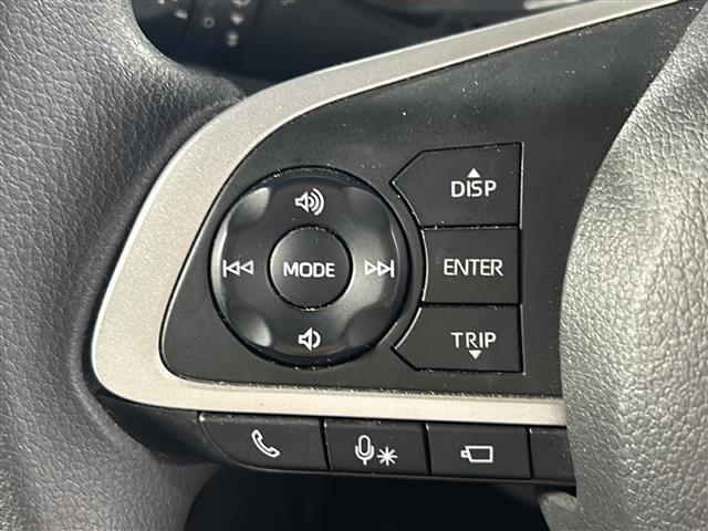 【ステアリングスイッチ】手元のボタンから、オーディオやナビなどの操作ができるので、よそ見をせずに安全に運転に集中できます！