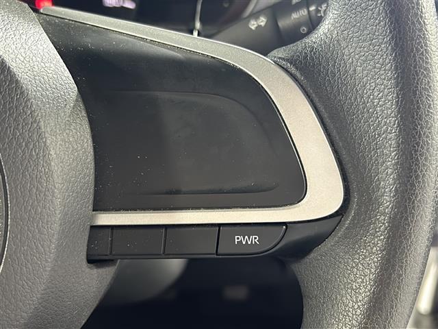 【ステアリングスイッチ】手元のボタンから、オーディオやナビなどの操作ができるので、よそ見をせずに安全に運転に集中できます！