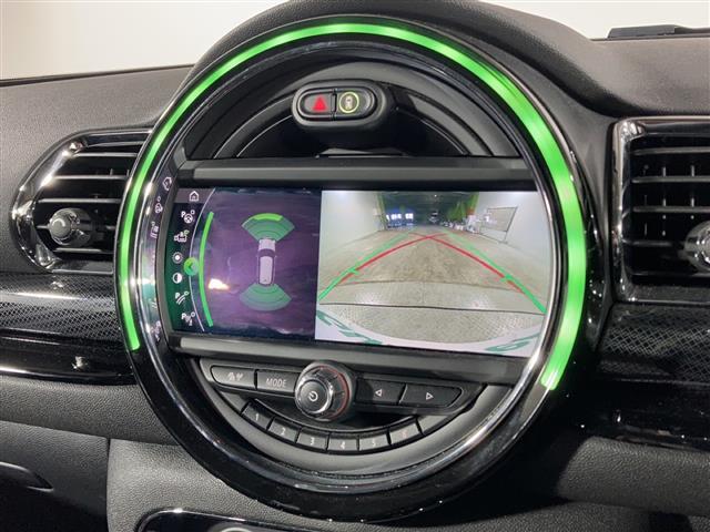 【バックモニター】後ろのカメラの映像がモニターに映し出されるので、後方の見えない死角や、障害物との距離感などもしっかり安全確認することができます！