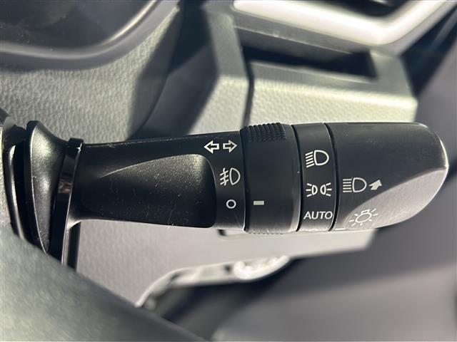 【オートライト（ＡＵＴＯ）】外の明るさをシステムが感知して、自動でヘッドライトが点灯します！ヘッドライトをつけ忘れを防ぐ便利機能です。