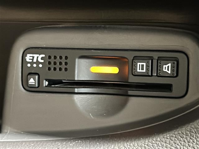 【ＥＴＣ】有料道路を利用する際に料金所で停止することなく通過できる、ＥＴＣ車載器（ノンストップ自動料金収受システム機器）が装備されています。セットアップを行うことで利用可能になります。
