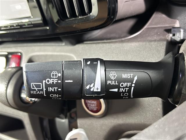 【オートライト（ＡＵＴＯ）】外の明るさをシステムが感知して、自動でヘッドライトが点灯します！ヘッドライトをつけ忘れを防ぐ便利機能です。