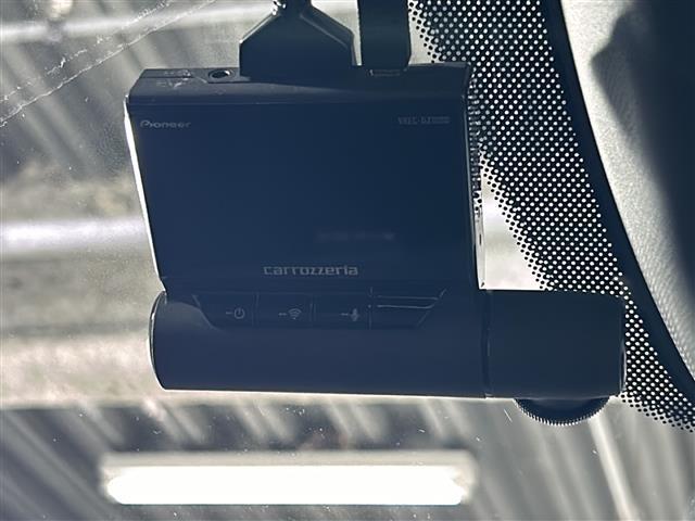 【ドライブレコーダー】映像・音声などの運転中の記録を残します。事故などを起こした起こされた時の証拠になりえますので、もしも時でも安心ですね。