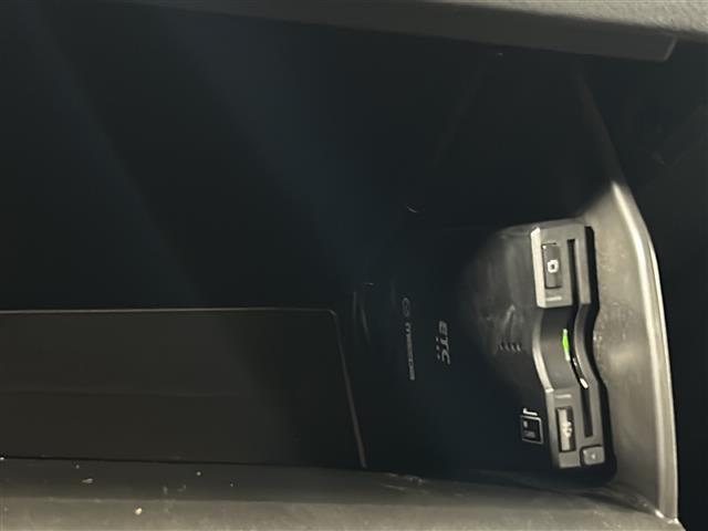 【ＥＴＣ】有料道路を利用する際に料金所で停止することなく通過できる、ＥＴＣ車載器（ノンストップ自動料金収受システム機器）が装備されています。セットアップを行うことで利用可能になります。