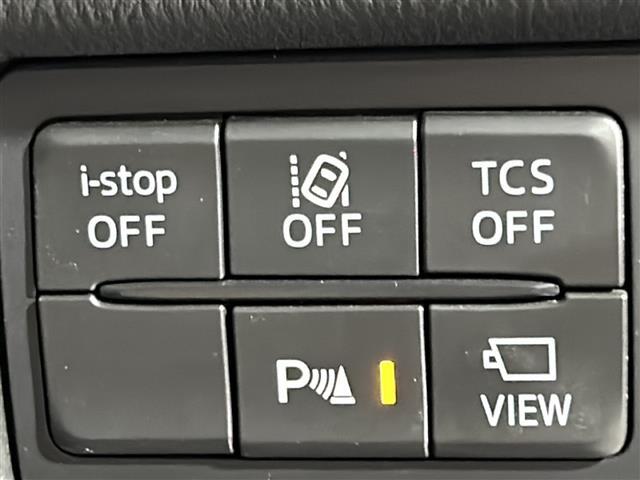 【車線逸脱警報機能（車線逸脱警報システム）】走行中にクルマが車線をはみ出した際に、ブザーなどの警報が鳴り、危険を知らせます。機能には限界があるためご注意ください。