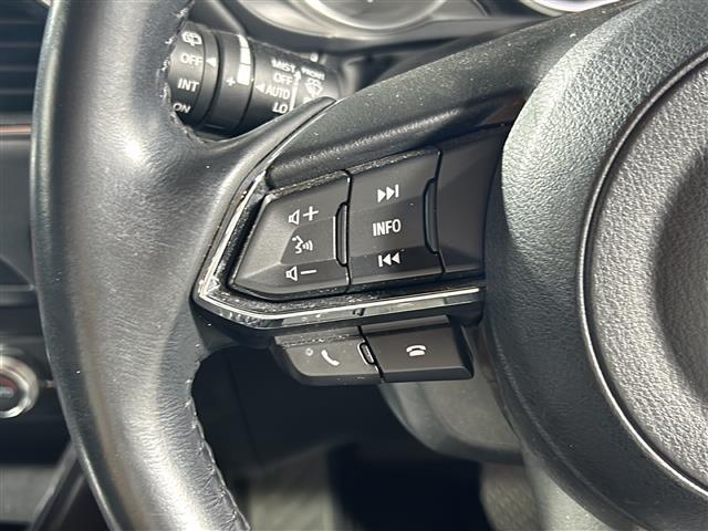 【ステアリングスイッチ】手元のボタンから、オーディオやナビなどの操作ができるので、よそ見をせずに安全に運転に集中できます！