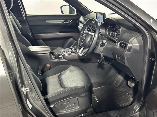 【後部座席】大人が座っても余裕のある広さです！！頭上や足元のスペースも広く取ってあります！