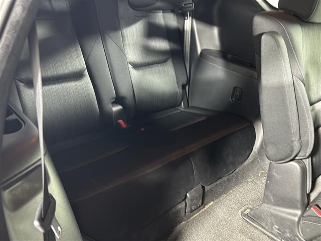 【サードシート】３列目もゆとりがあり居心地よくお過ごしいただけます。掲載箇所以外にご希望の写真がございましたらお気軽にお問い合わせ下さい。フロアマットは汚れが気になる場合は新品のご注文も承ります。