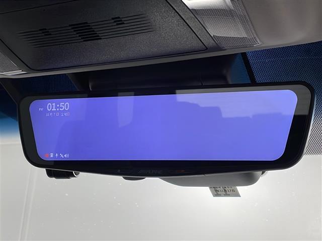 【デジタルルームミラー】車両後方カメラの映像をルームミラーに映すことが出来ます。　そのため、後席に人や荷物があって後方が見えづらい場合でもしっかり視界を確保することが出来ます。