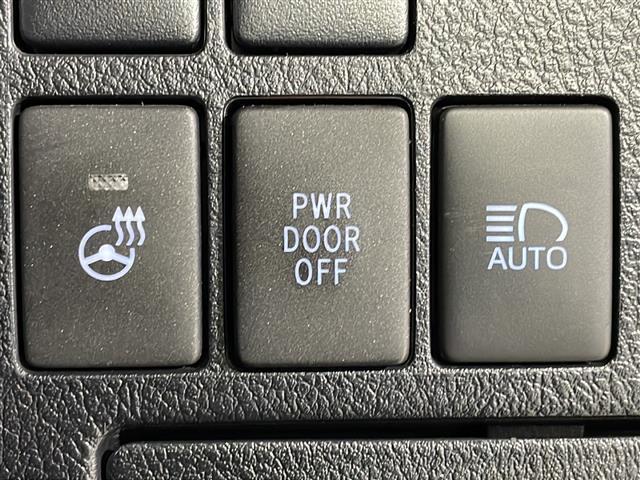 【オートマチックハイビーム】先行車や対向車などを検知して、ハイビームとロービームを自動的に切り替えてくれます！まわりのドライバーに眩しい思いをさせることなく、運転に集中しやすい視界を確保します。