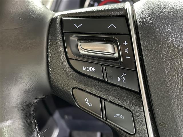 【ステアリングスイッチ】手元のボタンから、オーディオやナビなどの操作ができるので、よそ見をせずに安全に運転に集中できます！