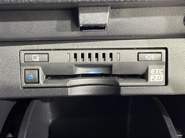 【ＥＴＣ２．０（ＤＳＲＣ）】ＥＴＣカードを挿入すれば料金所はノンストップで通過できます。ＥＴＣ限定の割引や、高速道路の情報提供サービスを利用できます。