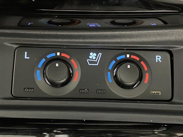 【シートエアコン】夏場の暑い日でも、シートの座面や背もたれの部分から風が送られてくるので、蒸れを防ぎます！また換気などの効果もあり、室内環境を整えてくれます。