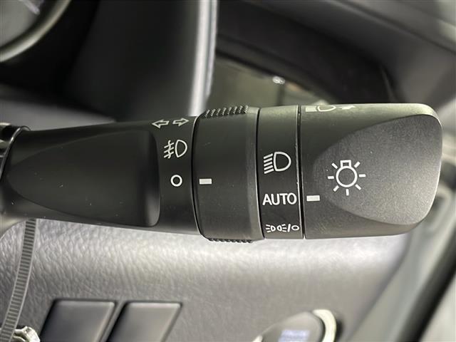 【オートライト（ＡＵＴＯ）】外の明るさをシステムが感知して、自動でヘッドライトが点灯します！ヘッドライトをつけ忘れを防ぐ便利機能です。