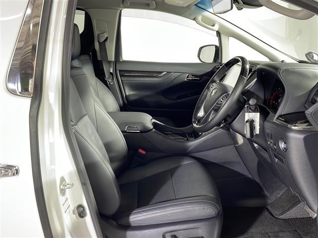 【運転席】座り心地が良いシートなので長時間の運転でも快適にお過ごしいただけます。新品のフロアマットのご注文も可能です。掲載箇所以外にご希望の写真がございましたらお気軽にお問い合わせ下さい。