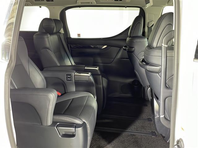 【セカンドシート】２列目もゆったりドライブを楽しめます。掲載箇所以外にご希望の写真がございましたらお気軽にお問い合わせ下さい。フロアマットは汚れが気になる場合は新品のご注文も承ります。