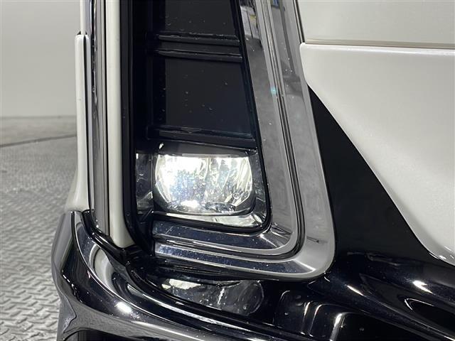 【　フォグランプ　】日本語で霧灯（むとう）と呼ばれるフォグランプは、その名の通り濃い霧が発生した際などに点灯させて、視界を確保する重要なランプです！