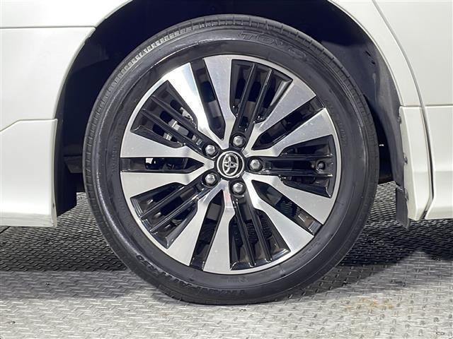 【純正アルミホイール】純正の専用アルミホイールが足元を飾ります！ＩＤＯＭでは、社外アルミホイールや、スタッドレスタイヤも取扱いしております。ぜひご相談ください。