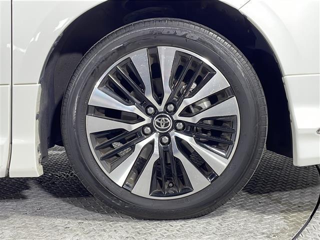 【純正アルミホイール】純正の専用アルミホイールが足元を飾ります！ＩＤＯＭでは、社外アルミホイールや、スタッドレスタイヤも取扱いしております。ぜひご相談ください。