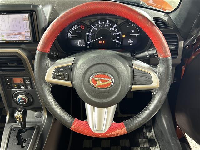 【ステアリング】軽い力で扱いやすいハンドルです。目立つ傷やスレなどなく綺麗な状態です！「プレミアム抗菌コートＧ」をいれていただくとさらに快適に！清潔なお車はお子様にも安心ですね！