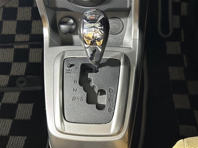 【シフトレバー】シフトの操作がしやすく快適なドライブを楽しんでいただけます！