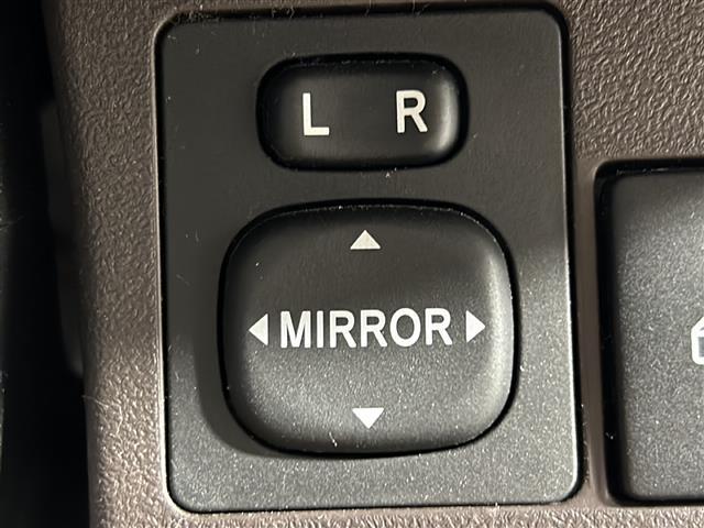 【電動格納ミラー】運転席のスイッチで、ドアミラーの開閉や角度の調整ができます。