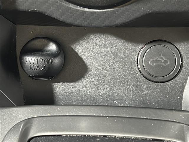 【アクセサリーソケット（電源ソケット）】電源からケーブルをつなげば、スマートフォンなどの電子機器の充電などを行うことができます！ゲーム機器や、カメラの充電にも便利ですね。