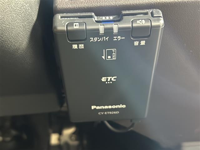 【ＥＴＣ】有料道路を利用する際に料金所で停止することなく通過できる、ＥＴＣ車載器（ノンストップ自動料金収受システム機器）が装備されています。セットアップを行うことで利用可能になります。